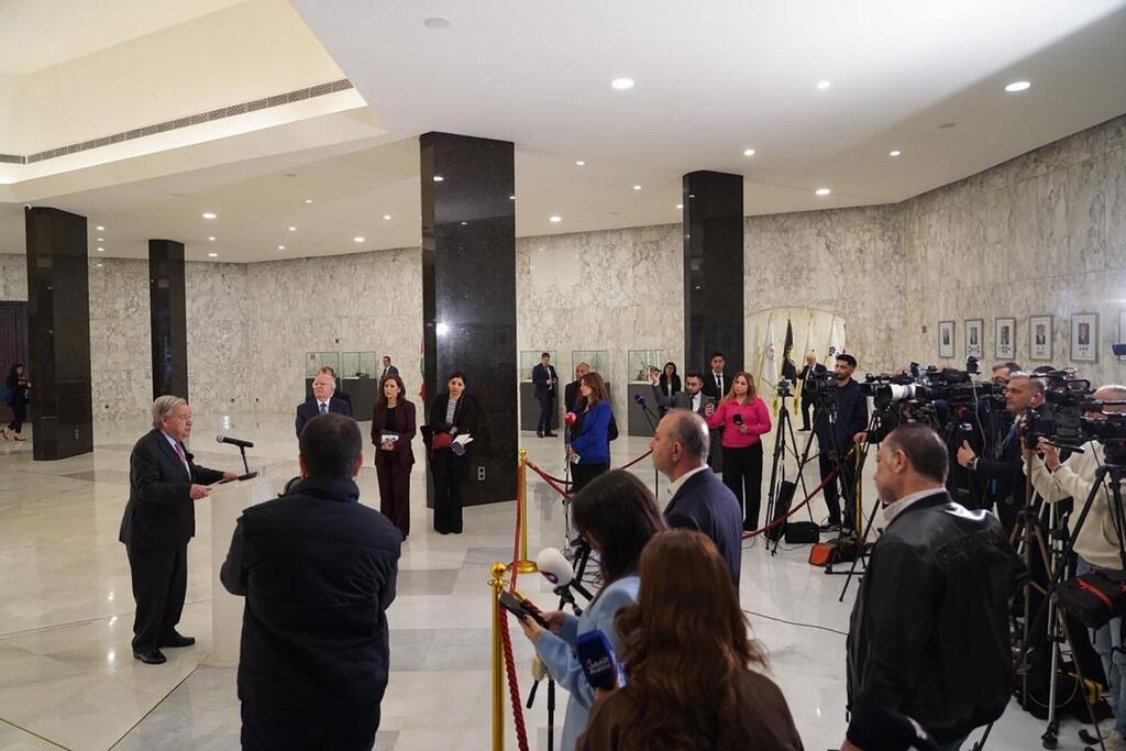 الأمين العام للأمم المتحدة أنطونيو غوتيريش يتحدث إلى الصحفيين في العاصمة اللبنانية بيروت (13 مارس 2025)